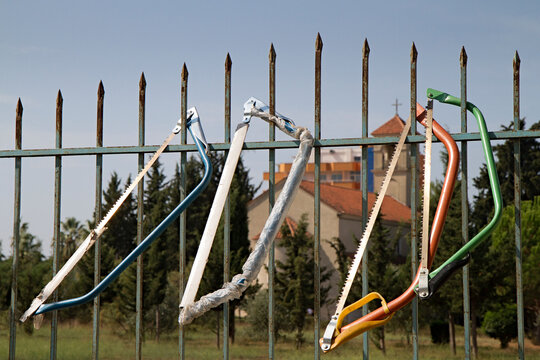 Seghe da legno appese alla ringhiera , Albania