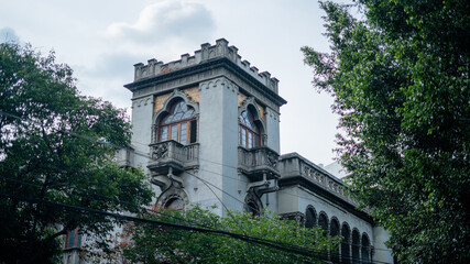 Obraz premium Medieval Looking Building Behind Some Trees in Mexico City