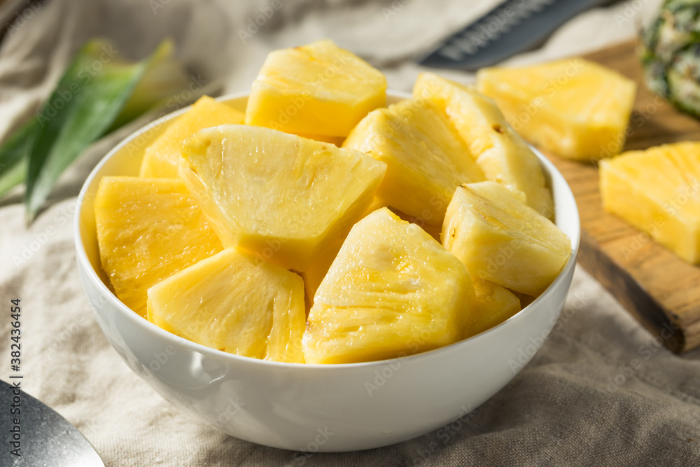 Poster healthy organic pineapple slices