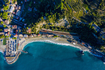 Fototapeta na wymiar Cinque Terre in Italien aus der Luft