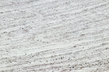 The first snow covered the dry grass in the field