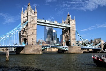 Fototapeta na wymiar Tower Bridge across the river thames