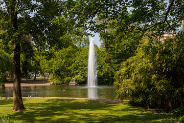 Naklejka premium Water fountain in the park Warmer Damm in Wiesbaden