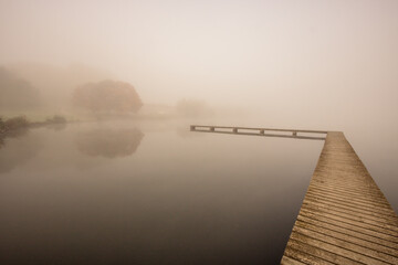 matinée brumeuse sur le lac d'Autun, brouillard matinal d'automne