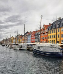 Naklejka premium overcast cold city and boats on the water
