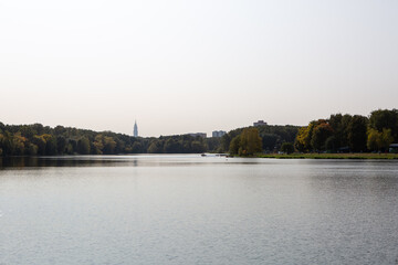 Obraz premium Lake in the city Park
