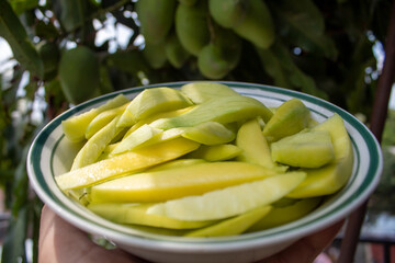 sliced mangoes in bowl