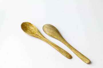 Zwei Olivenholz Löffel Natur isoliert