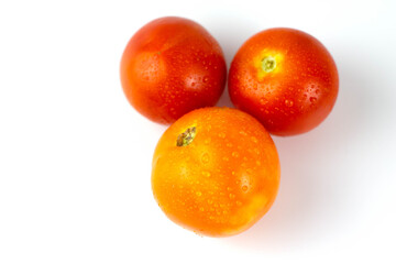 Alte Variationen von Tomaten in rot und Orange freigestellt isoliert