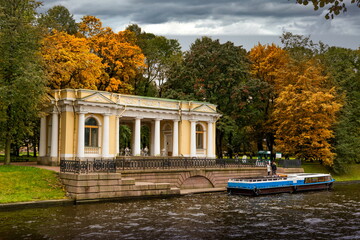 Fototapeta na wymiar Park in Saint Petersburg, Russia.