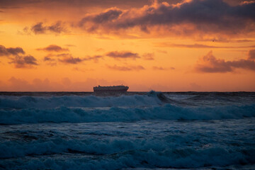 Obraz premium A boat and sunset off the coast of San Francisco