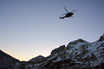 Obraz na płótnie Canvas Helicopter rescue in the mountains