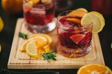 Vasos de tragos en mesa con frutas