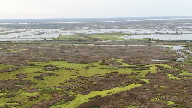 Vista a&eacute;rea de las marismas que se encuentran en los alrededores de un r&iacute;o muy ancho.