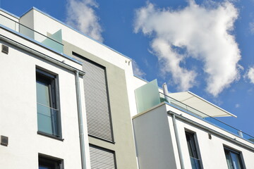 Verglaster Balkon mit Edelstahl-Geländer, Edelstahl-Kasten-Dachrinnen und Milchglas-Sichtschutz an...