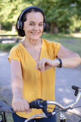 Naklejka premium close up portrait of senior woman on a bicycle