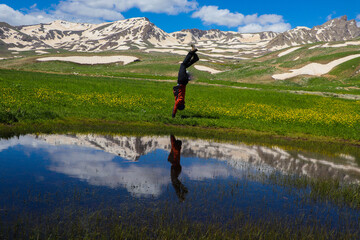 Naklejka premium person on the mountain