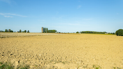 Obraz premium champ + château d'eau