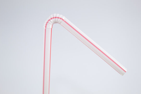 Canudo de pl&aacute;stico para sucos com fundo branco