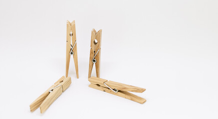 Grupo de broches de madera para colgar la ropa aislados en un fondo brillante y totalmente blanco. Use material reciclable para las tareas domésticas de todos los días. 