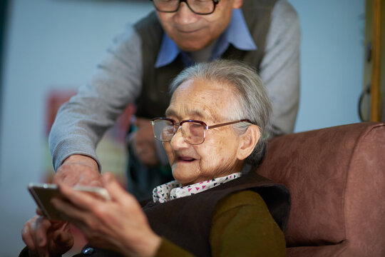 senior copule using smart phone