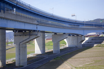 高速道路の橋脚