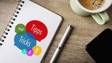 Sprechblasen mit Text „Tipps und Tricks“ auf einem Notizblock.