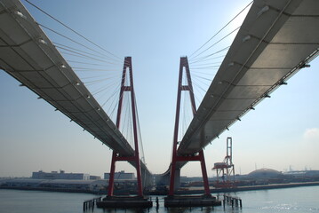 真下から見上げた橋