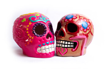Calaveras de barro para ofenda de muertos de colores, tradicionales