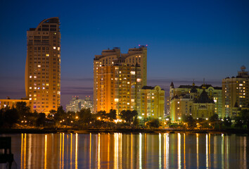 Naklejka premium Bright night embankment on the banks of the Dnieper on Obolon