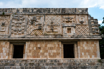 Zona arqueológica de Uxmal, Yucatan, México, detalle de estructura con bajorelieve