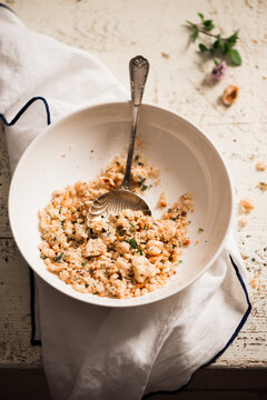 Crumble with hazelnut and breadcrumbs