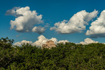 Ciudad Maya de Uxmal, parte superior de Pirámide del Adivino visible entre la selva, yucatán, México