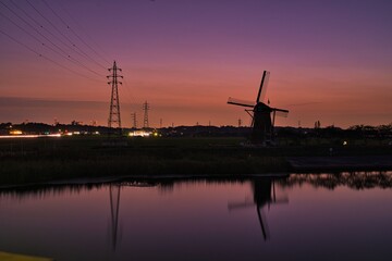 秋の日の水辺の夕暮れ