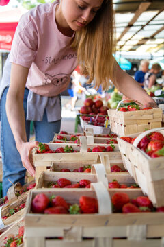 Girl choosing fruits on market