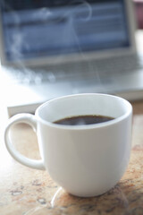 湯気の上がるホットコーヒー