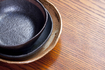重ねた複数の和食器