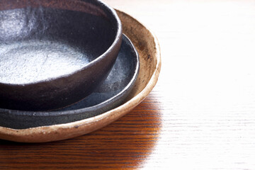 重ねた複数の和食器