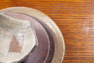 重ねた複数の和食器