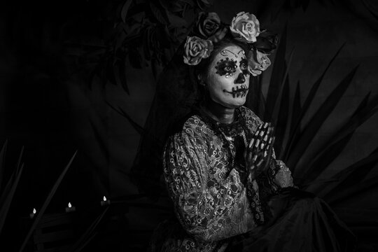 La calavera Catrina, mujer disfrazada por ida de muertos en mexico
