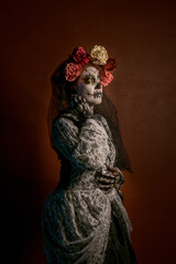 La calavera Catrina, mujer disfrazada por ida de muertos en mexico