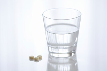 薬の錠剤とコップの水