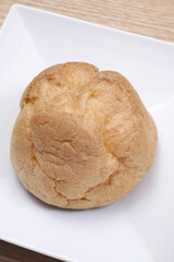 皿にのせたシュークリーム