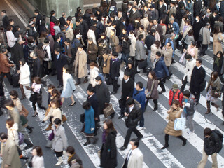 JR大阪駅前の朝の通勤ラッシュ