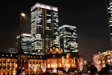 Fototapeta na wymiar 光に包まれる東京駅とビル群