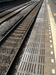 鉄道の駅のホームとレール