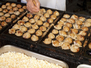 たこ焼きを焼く