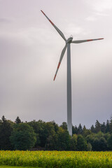 erneuerbare Energie - Windrad in ländlicher Umgebung