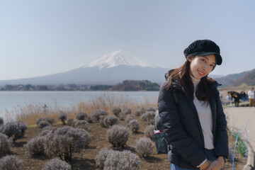 Naklejka premium woman tourist at Mt Fuji, lake kawaguchiko, Japan.
