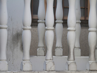 民家の洋風の白い門扉